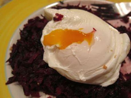 Panqueques de remolacha con huevo poché 12