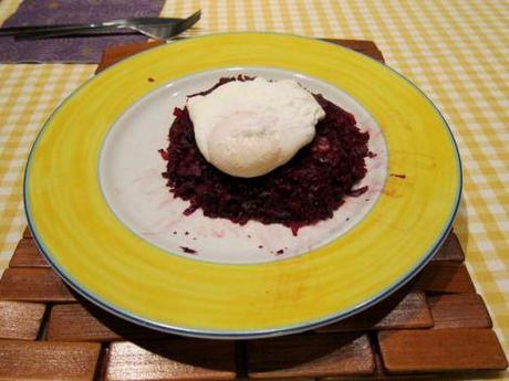 Panqueques de remolacha con huevo poché