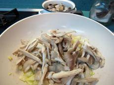 Salteado setas con almejas y jamón