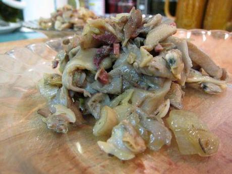 Salteado setas con almejas y jamón