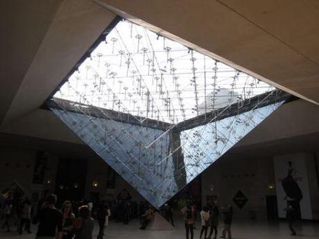 Pirámide invertida en el Louvre.