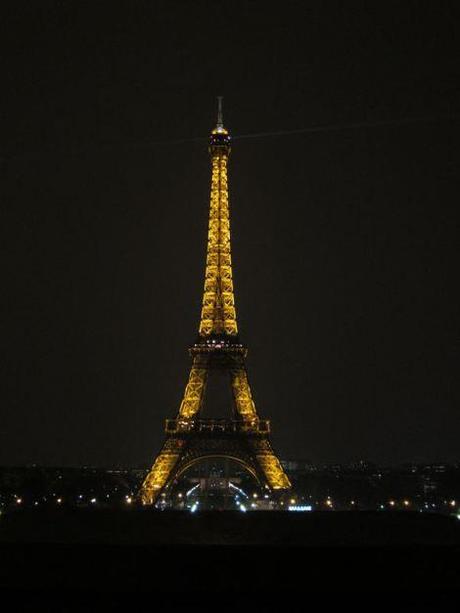 La Torre Eiffel iluminada.