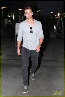Theo James dejando el ArcLight Cinema en Hollywood después de ver una película