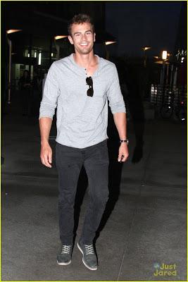 Theo James dejando el ArcLight Cinema en Hollywood después de ver una película
