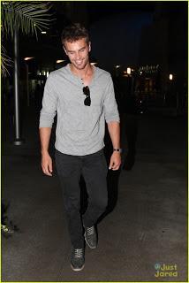 Theo James dejando el ArcLight Cinema en Hollywood después de ver una película