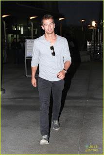 Theo James dejando el ArcLight Cinema en Hollywood después de ver una película