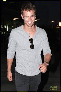 Theo James dejando el ArcLight Cinema en Hollywood después de ver una película
