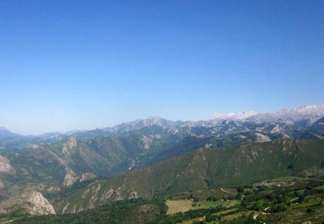 A ver quién encuentra la Basílica de Covadonga en esta foto sacada desde el mirador de Següencu