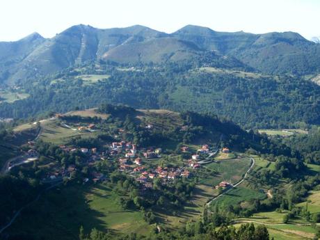 Pueblo en el que estoy estos días, cerca de Cangas de Onís, Asturias. 