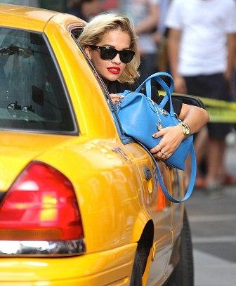 Rita Ora para el tráfico en Times Square vestida de Donna Karan