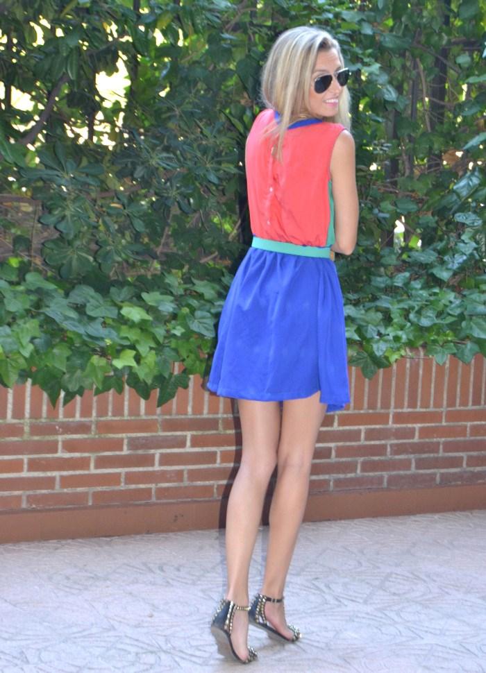 Vestido azul klein y cangrejeras de tachuelas