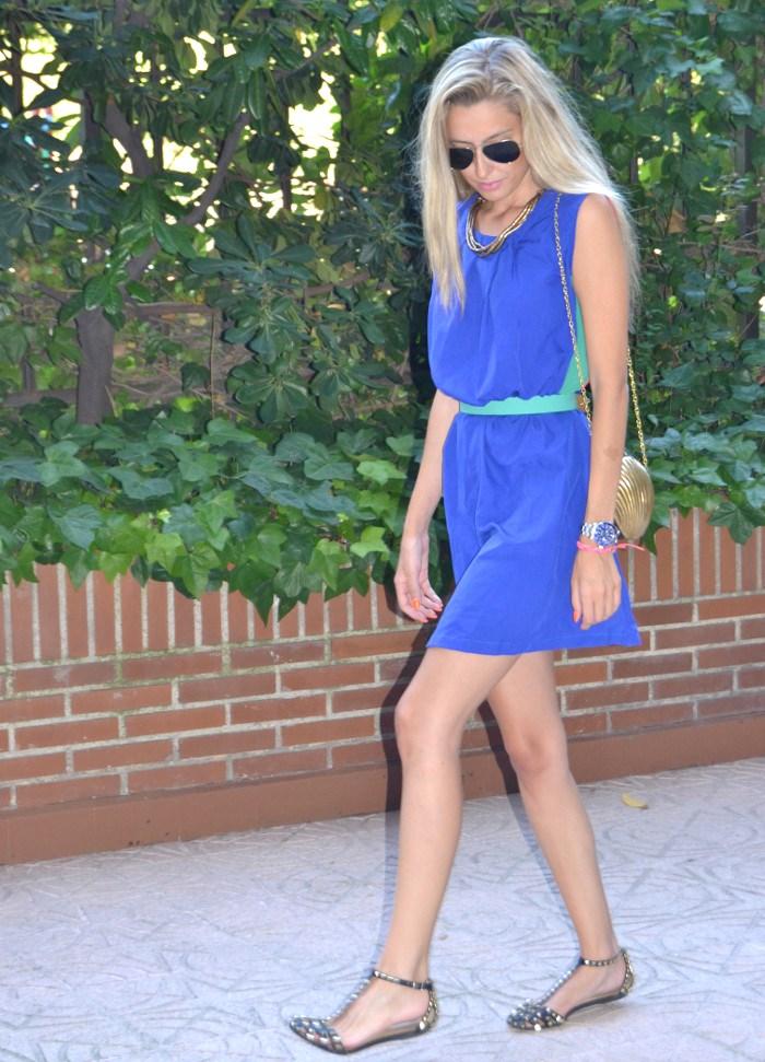 Vestido azul klein y cangrejeras de tachuelas