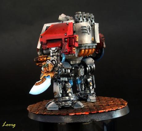 Vista trasera del Arma Némesis del Dreadnought Mark IV de los Caballeros Grises