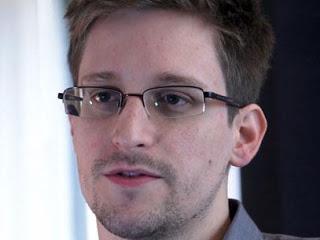 Snowden recibió asilo temporal en Rusia por un año, no viajará a latinoamérica. [Resumen con twiters]