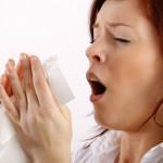 Cómo combatir la alergia a los gatos mujer estornudando por alergia