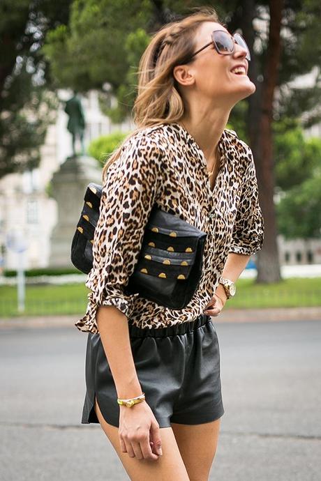 OUTFITS, animal print, tendencias prefall 2013, camisa leopardo, zara sales, rebajas zara, leather shorts, mentirosas, asos clutch, elena estaun, fluor 