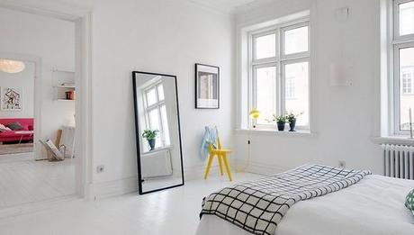 Una vivienda en blanco con un toque de color amarillo