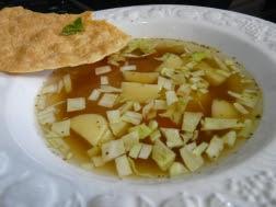 Sopa de col con queso crujiente