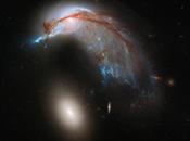 Espectacular distorsión galaxia espiral gravedad elíptica cercana