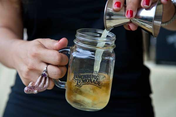 Cómo preparar un Lynchburg Lemonade Heelsandcigarettes-Jack-Daniels__7019