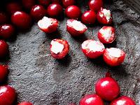 Ganaché de Chocolate Negro sobre Cerezas rellenas... Ganaché de Chocolate Negro sobre Cerezas rellenas...