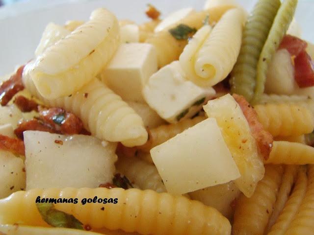 ENSALADA DE PASTA CON MELÓN, BACÓN Y FETA