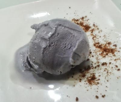 Helado de caramelos de violetas con polvo de galleta de chocolate.