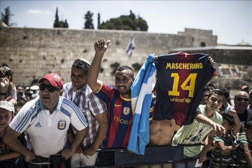 Messi, Xavi, Iniesta y Piqué visitaron a niños enfermos de cáncer en Israel
