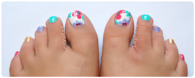 NOTD: Pedicura con florecitas de colores vivos.