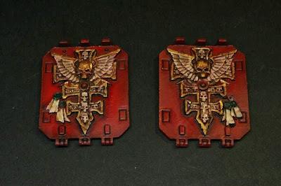 Compuertas del Land Raider con la iconografía de los Caballeros Grises terminadas