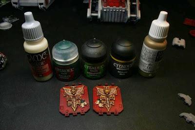 Compuertas del Land Raider con la iconografía de los Caballeros Grises pintadas