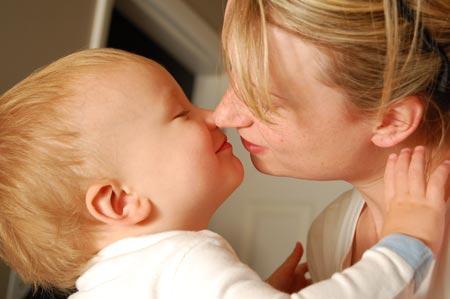 vídeos de bebés besando a mamá
