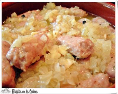 Salchichas encebolladas