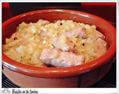 Salchichas encebolladas