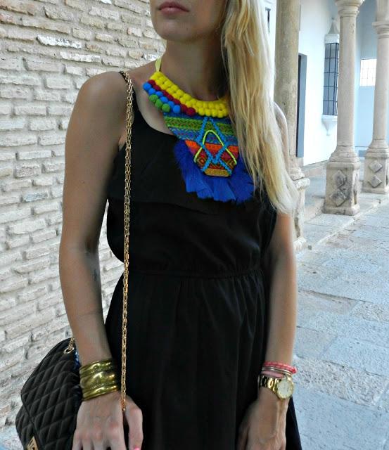 Look con collar Ethnic Chic