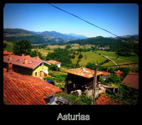 Asturias es una maravilla Un hórreo y el paisaje en Nieda, en Cangas de Onís, Asturias.