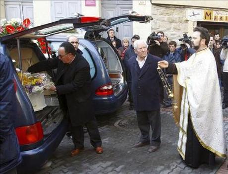 Lecciones que nos da la Vida: Cómo superar la muerte de un familiar Lecciones que nos da la Vida: Cómo superar la muerte de un familiar
