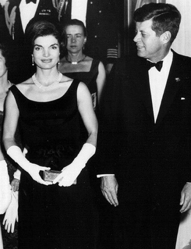 jacqueline_bouvier_little_black_dress_petite_robe_noir_tubino_nero