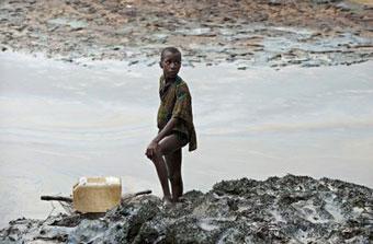 Amigos de la Tierra exige a Shell que limpie sus derrames de petróleo en Nigeria