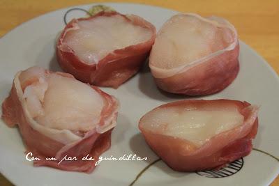 Rape con jamón y salsa de pimientos verdes