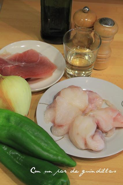 Rape con jamón y salsa de pimientos verdes