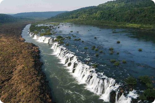 Perito Moreno vs Cataratas del Iguazú: dos destinos únicos.