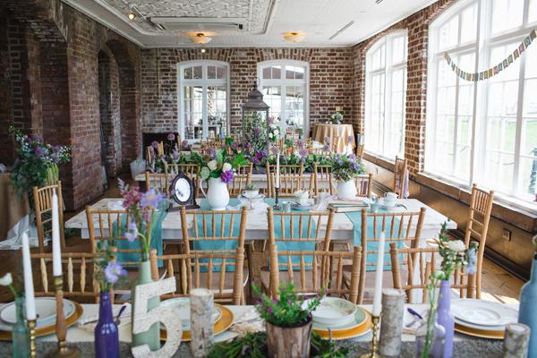 mesa puesta y novios en la NO-BODA!