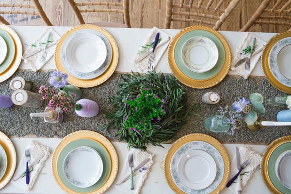 mesa puesta y novios en la NO-BODA!