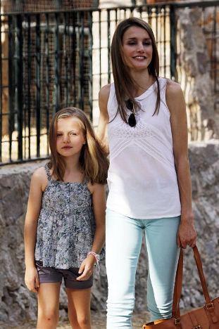 Letizia, con pantalones skinny, en el posado en Mallorca con el Príncipe y las Infantas