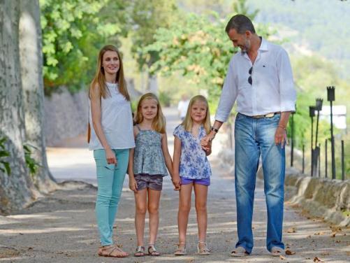 Letizia, con pantalones skinny, en el posado en Mallorca con el Príncipe y las Infantas
