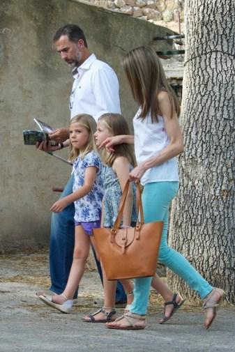 Letizia, con pantalones skinny, en el posado en Mallorca con el Príncipe y las Infantas