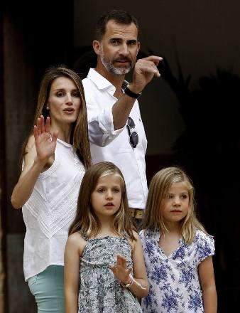 Letizia, con pantalones skinny, en el posado en Mallorca con el Príncipe y las Infantas