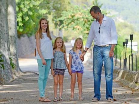 Letizia, con pantalones skinny, en el posado en Mallorca con el Príncipe y las Infantas