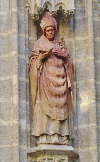 La Puerta del Bautismo (3): las figuras de la jamba izquierda.